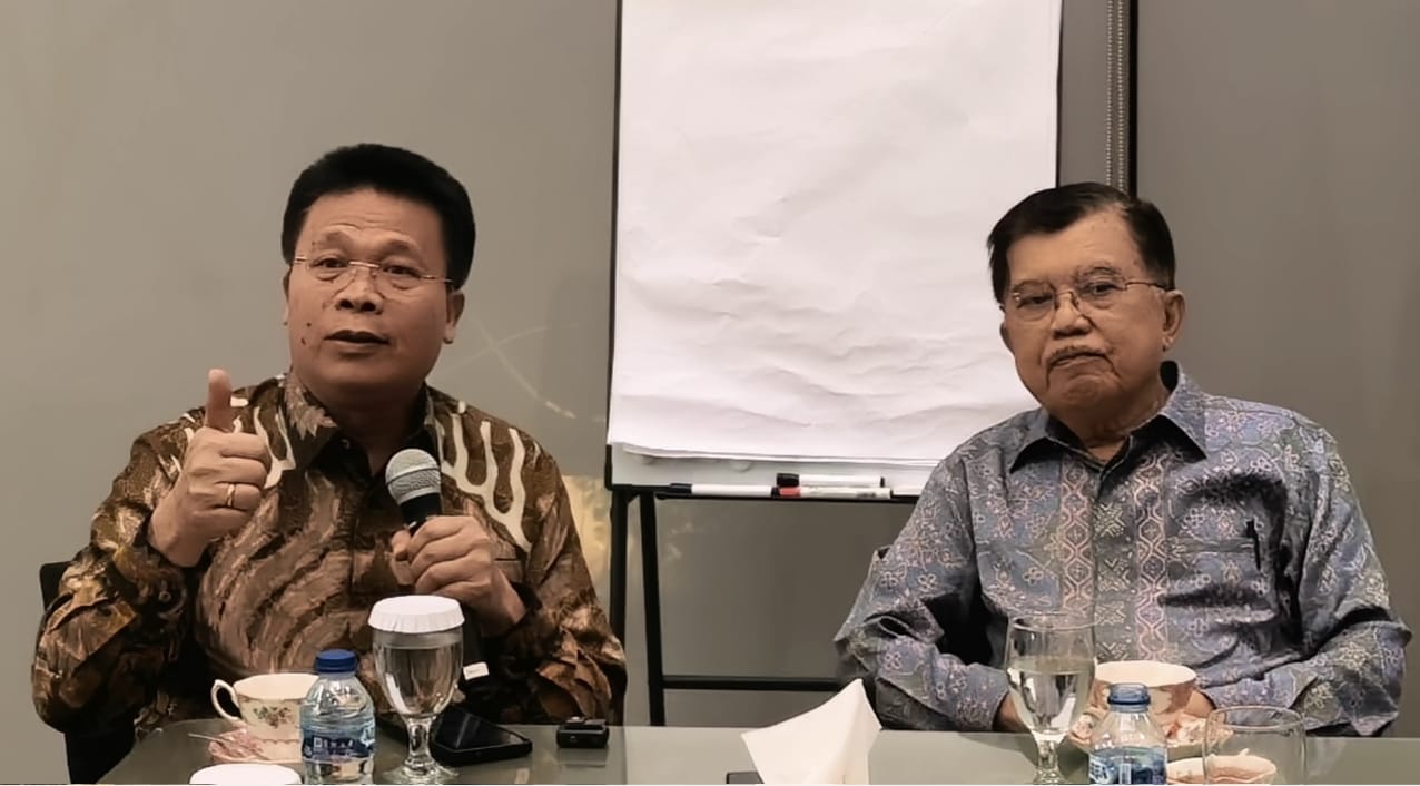 Ephorus Huria Kristen Batak Protestan (HKBP) Victor Tinambunan bersilahturami ke rumah Wakil Presiden ke 10-12 Jusuf Kalla. (BeritaNasional/istimewa)
