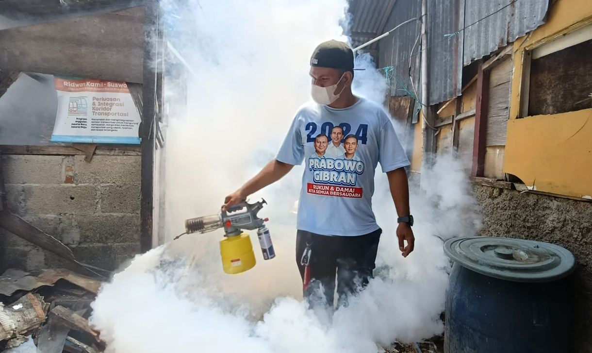 Petugas melakukan fogging atau pengasapan di perkampungan Menteng Jaya, Jakarta, Sabtu(25/4/2026).  (Beritanasional.com/Oke Atmaja)