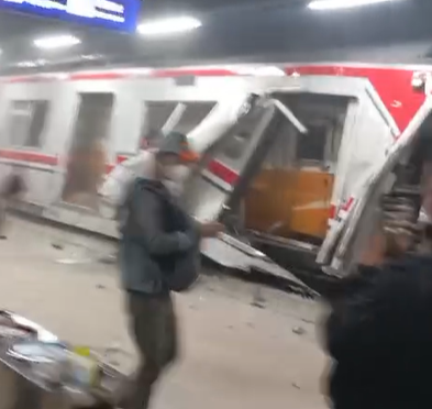 Gerbong KRL ringsek berat  di stasiun Bekasi Timur. (BeritaNasional/tangkapan layar)