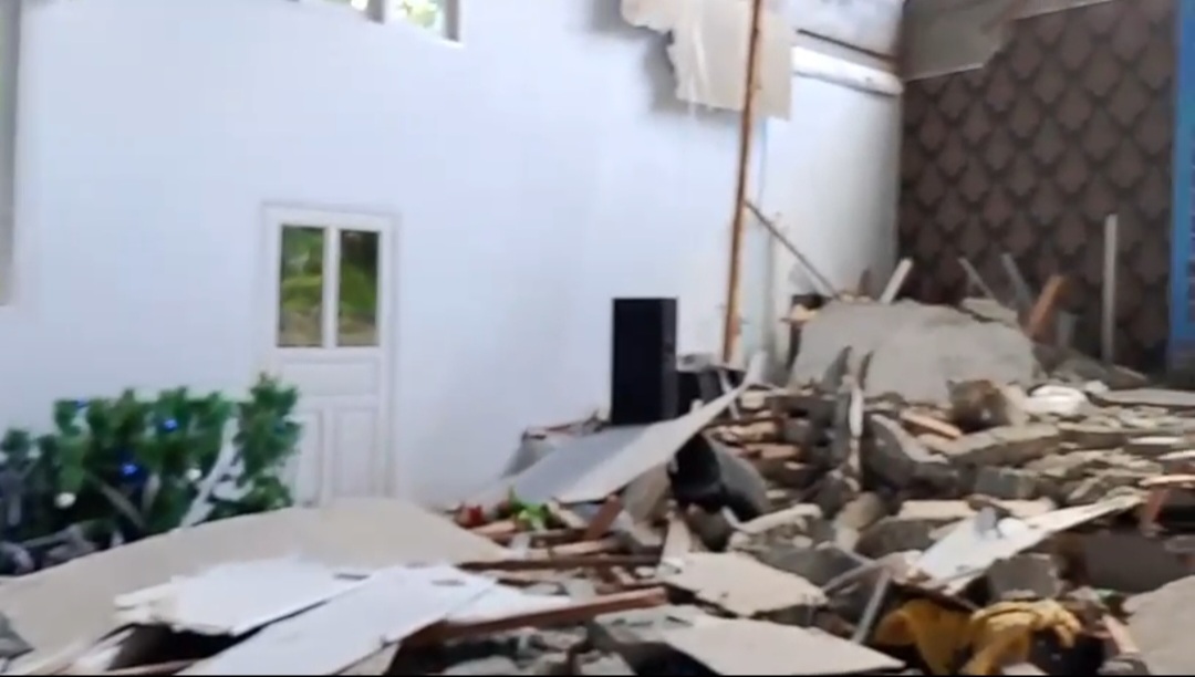 Bangunan gereja runtuh akibat gempa di Bitung Sulawesi Utara. (BeritaNasional/BNPB)