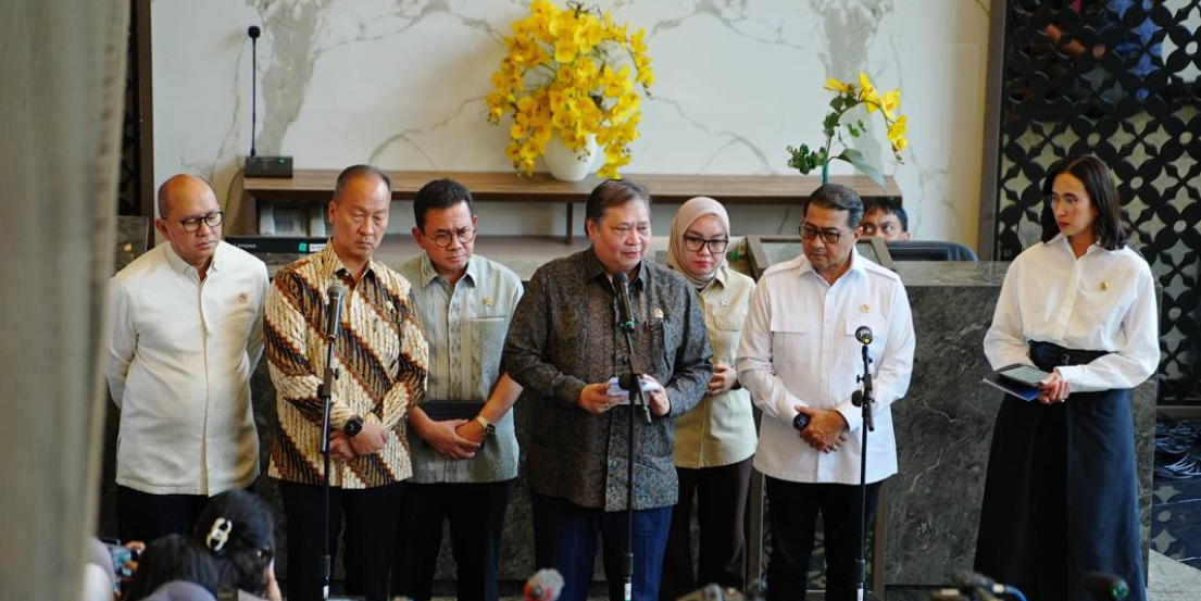 Menko Perekonomian Airlangga Hartarto (tengah) saat memberikan keterangan pers. (Foto/Dok Kemenko Perekonomian)