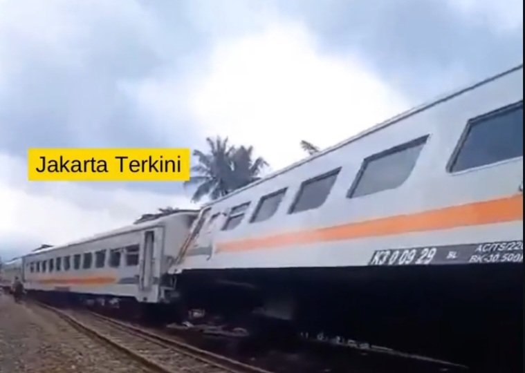 3 gerbong kerata api Bangunkarta anjlok.(BeritaNasional/tangkapan layar)