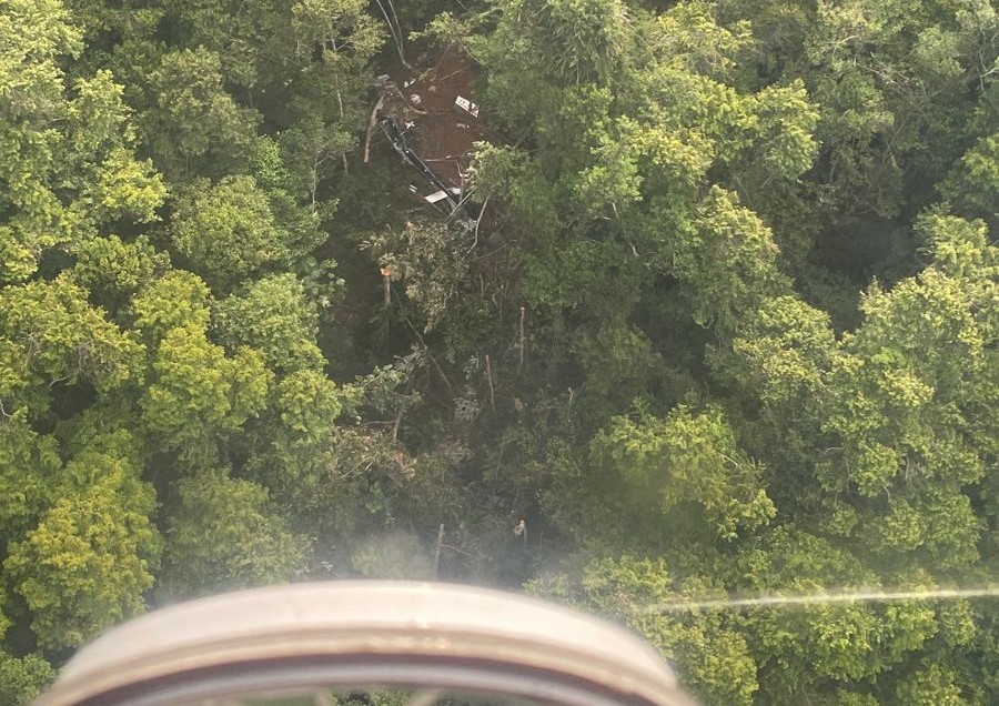 Puing-puing diduga helikopter Airbus H130 yang hilang kontak di Sekadau, Kalbar. (Foto/Basarnas)