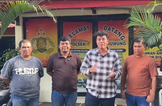 Komika Ananta Rispo (dua dari kanan) saat berada Polsek Jatiuwung, Tangerang, Banten. (Foto/Istimewa)