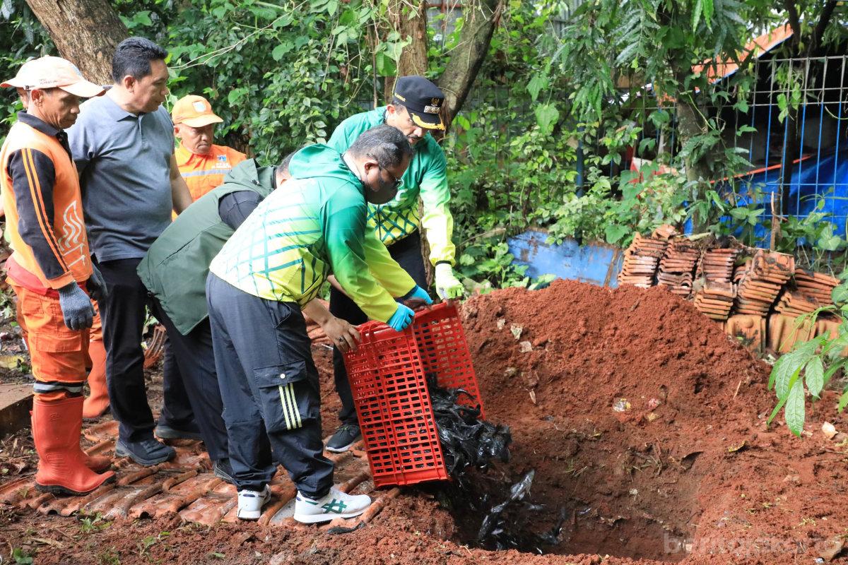 Pemerintah Kota (Pemkot) Jakarta Selatan menggelar pengendalian ikan sapu-sapu. (Foto/Beritajakarta.id)