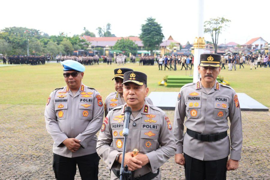 Kapolda Riau Irjen Pol. Herry Heryawan (tengah) pada Selasa (14/4/2026). (BeritaNasional/Humas Polri)