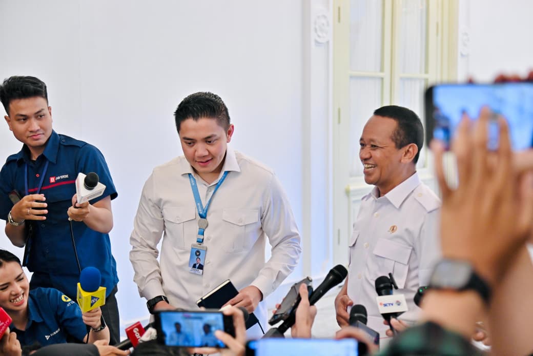 Seskab Teddy Indra Wijaya bersama Menteri ESDM Bahlil Lahadalia. (BeritaNasional/Setpres)
