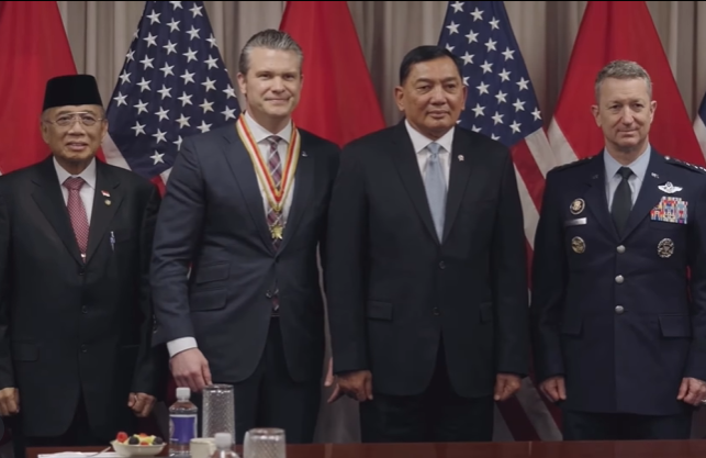Menhan RI Sjafrie Sjamsoeddin (kanan tengah) dan Menhan AS Pete Hegseth (kiri tengah) teken kerja sama pertahanan RI-AS. (BeritaNasional/IG Pete Hegseth)