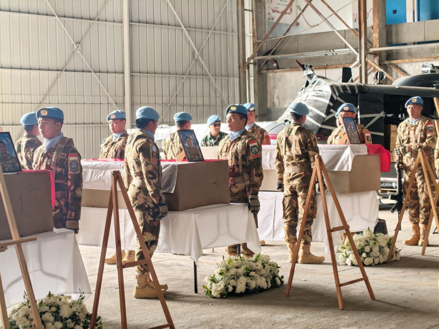 Upacara pelepasan dan penghormatan jenazah 3 peacekeepers di Bandara Internasional Rafic Hariri, Beirut, Rabu (2/4/2026). (BeritaNasional/Kemlu RI)