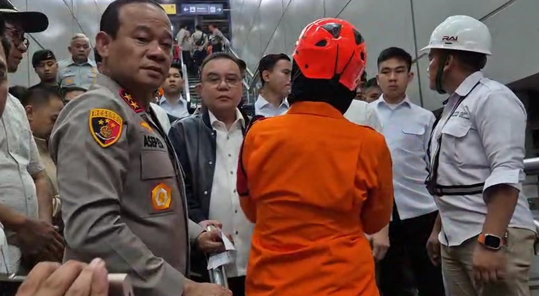 Wakil Ketua DPR RI Sufmi Dasco Ahmad saat meninjau kecelakaan kereta api di Stasiun Bekasi Timur. (BeritaNasional/Alco)