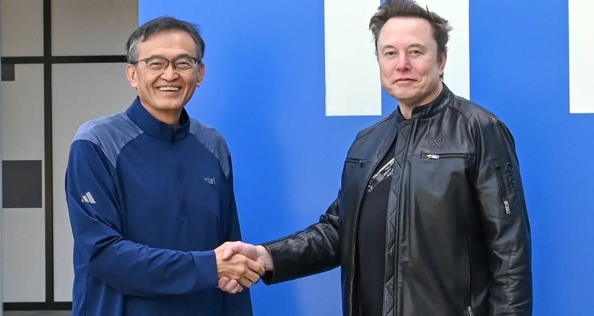 CEO Intel Lip-Bu Tan bersalaman dengan pemilik perusahaan Tesla dan SpaceX Elon Musk. (Foto/X Intel)