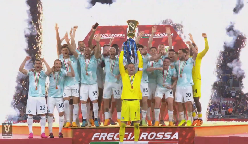 Inter Milan mengangkat trofi Coppa Italia pada 2023. (Foto/YouTube Serie A)