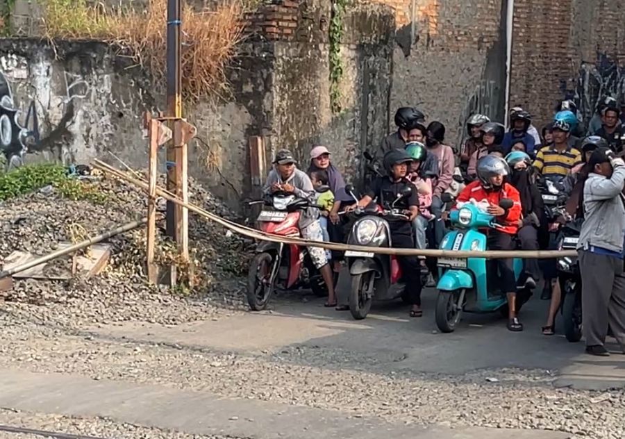 Perlintasan rel ilegal dekat stasiun Bekasi Timur, lokasi taksi listrik mogok. (BeritaNasional/Bachtiarudin Alam)