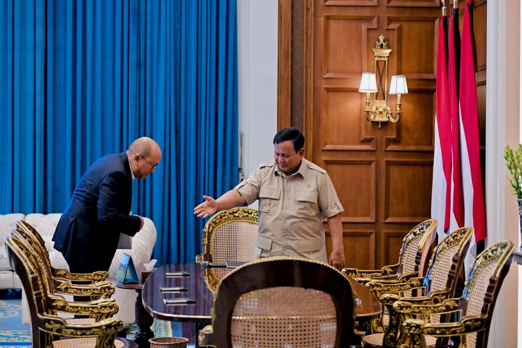 Presiden Prabowo Subianto menerima laporan Menteri Investasi dan Hilirisasi Rosan Roeslani. (Foto/BPMI)