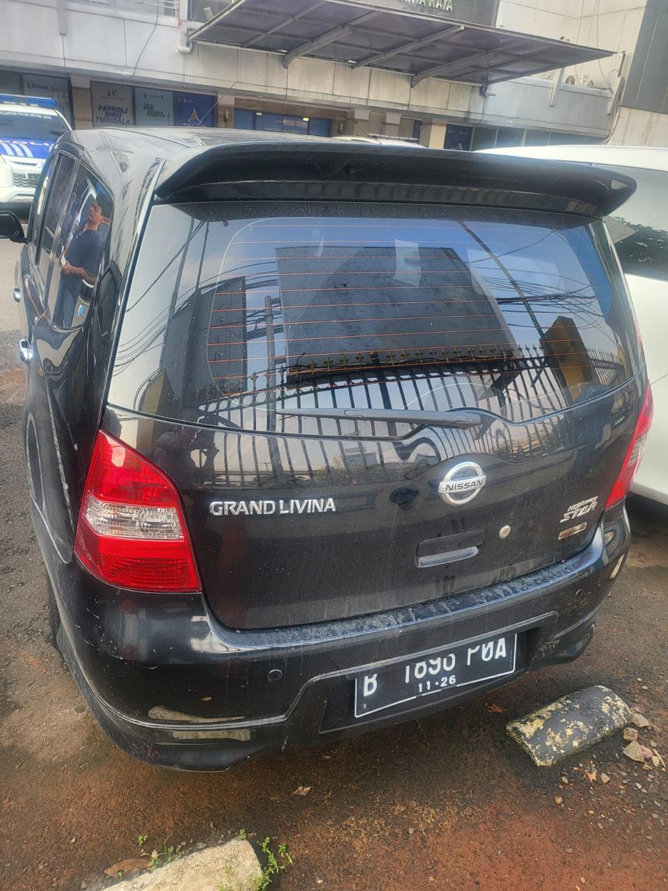 Mobil Grand Livina dan Innova saling adang di Tol Akses Pelabuhan Tanjung Priok. (BeritaNasional/Polda Metro Jaya)