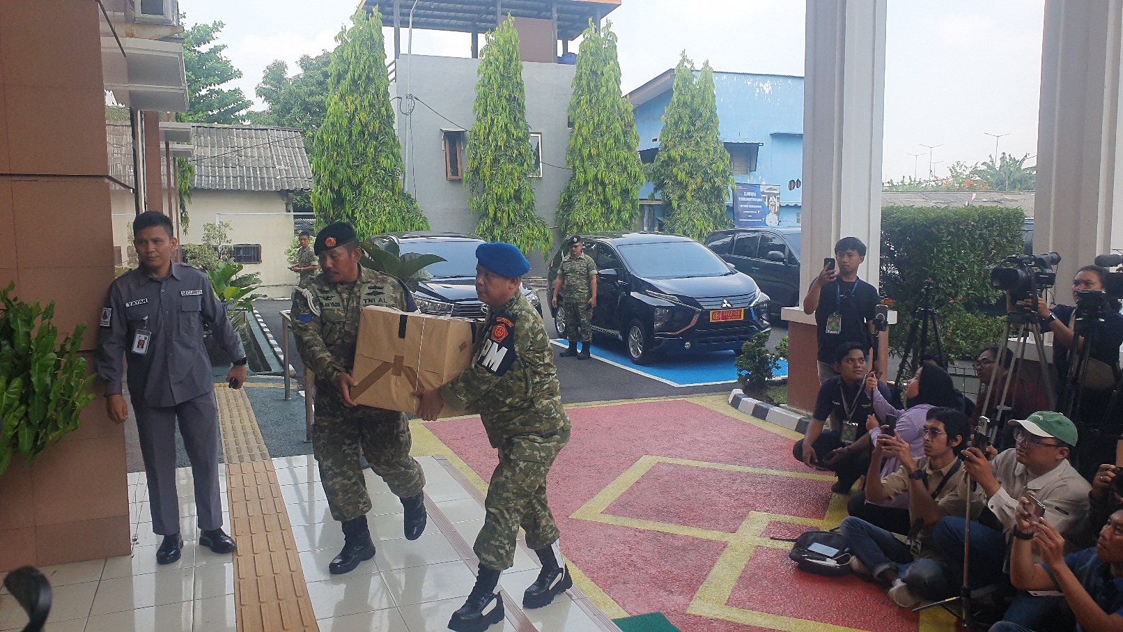 Pelimpahan berkas perkara penyiraman air keras terhadap Andrie Yunus, yang dilakukan 4 terdakwa Anggota Denma BAIS TNI ke Pengadilan Militer II-08 Jakarta. (BeritaNasional/Bachtiar)