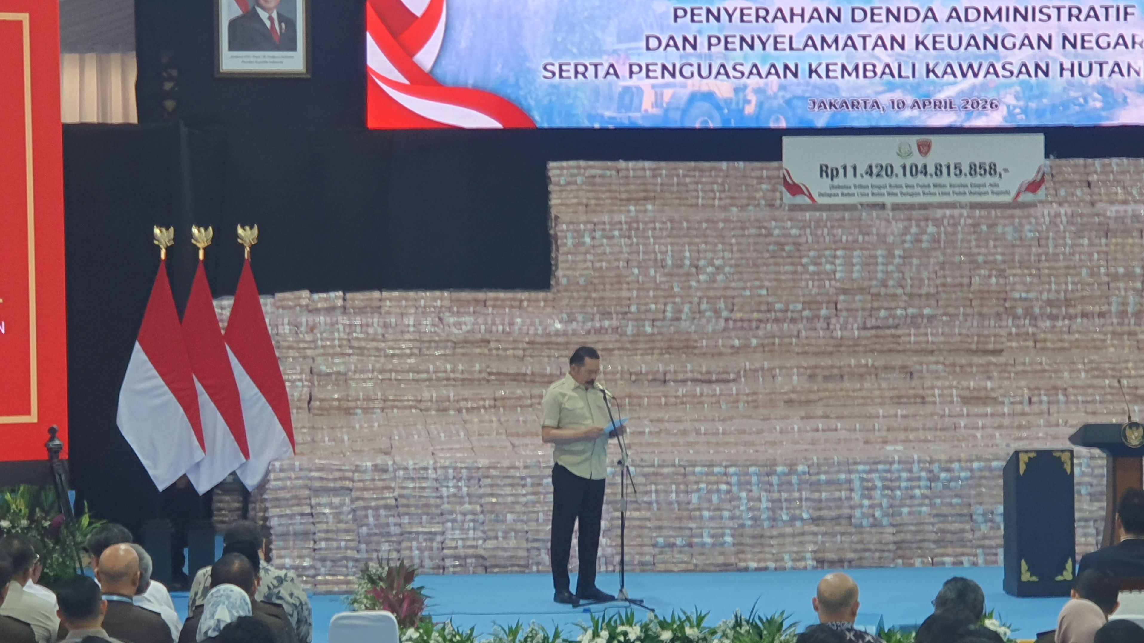 Jaksa Agung Sanitiar Burhanuddin sampaikan capaian kinerja Satgas PKH di depan Presiden Prabowo, Jumat (10/4/2026). (BeritaNasional/Bachtiarudin)