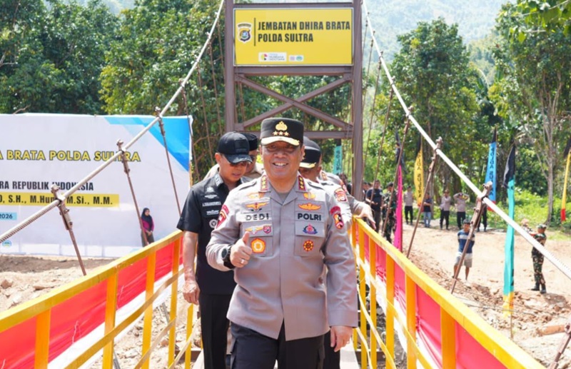 Polri resmikan jembatan perintis (Beritanasional/Bachtiar)