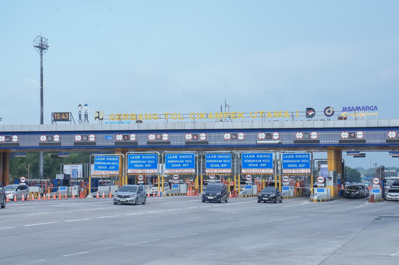 Kendaraan melintas di gerbang tol Cikampek Utama. (Foto/Jasa Marga).