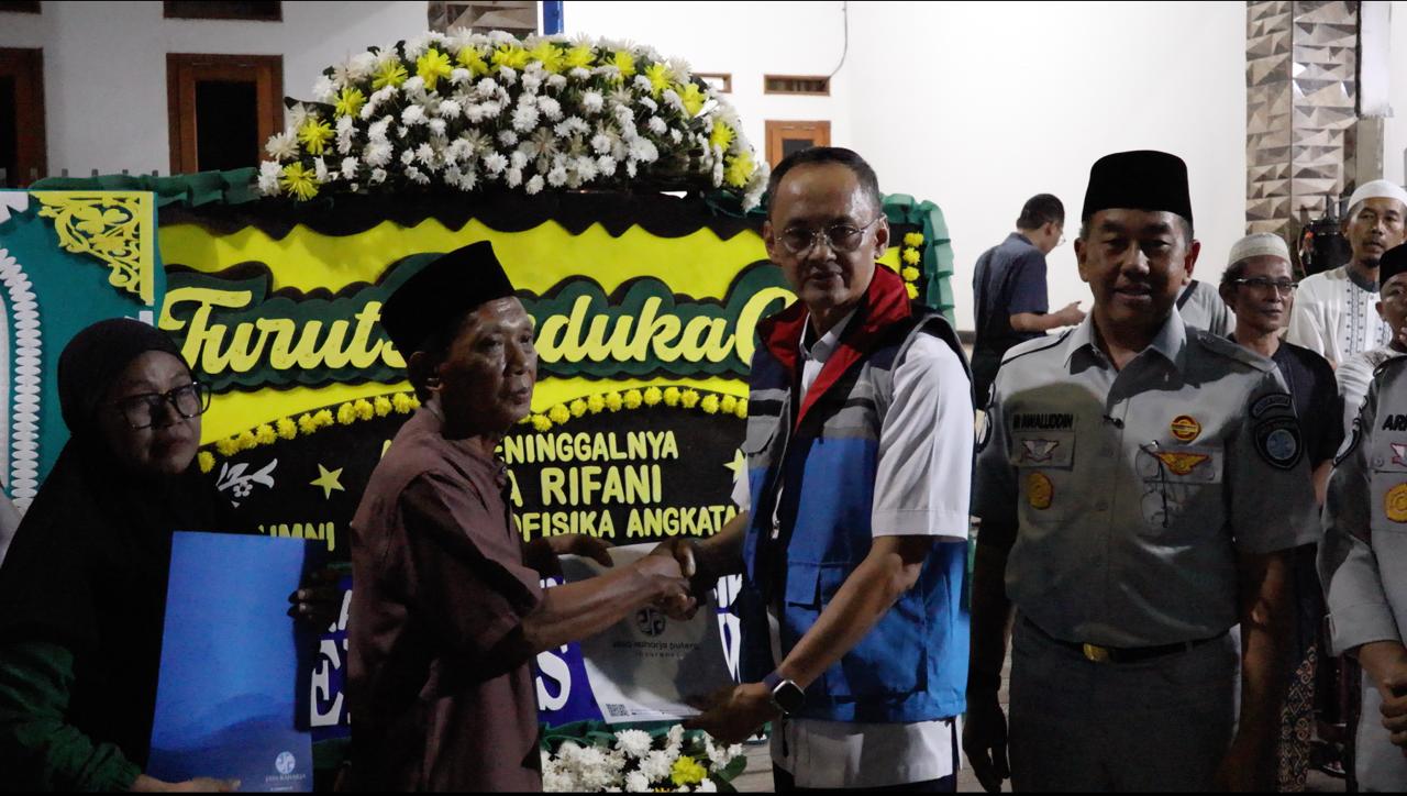 Dirut PT Jasaraharja Putera Abdul Haris (dua dari kanan) saat memberikan santunan. (Foto/dok. JRP)