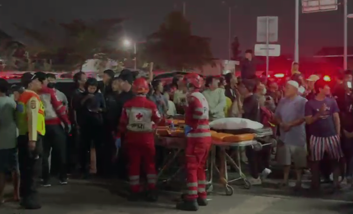Proses evakuasi terhadap korban kecelakaan kereta di Stasiun Bekasi Timur. (BeritaNasional TV/Alco)