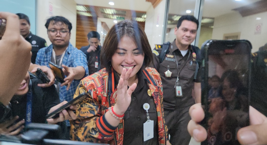 Kepala Kejaksaan Negeri Karo Danke Rajagukguk menghindari serbuan pertanyaan wartawan di gedung DPR Jakarta. (BeritaNasional/Panji)