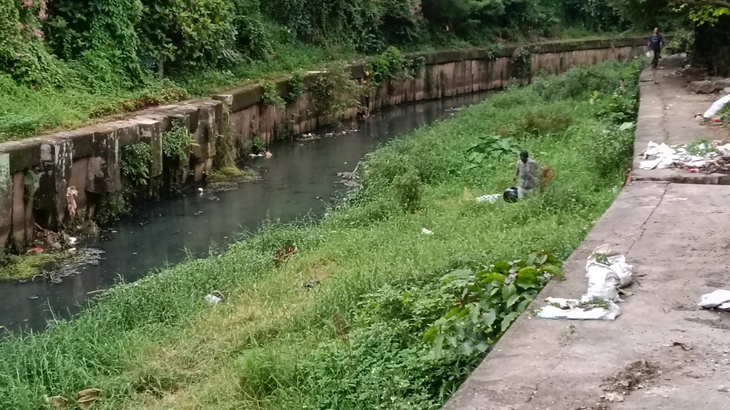 Seorang warga beraktivitas di bantaran Kali Ciliwung kawasan Matraman, Jakarta Timur, Selasa (14/4/2026). (Beritanasional.com/Oke Atmaja).