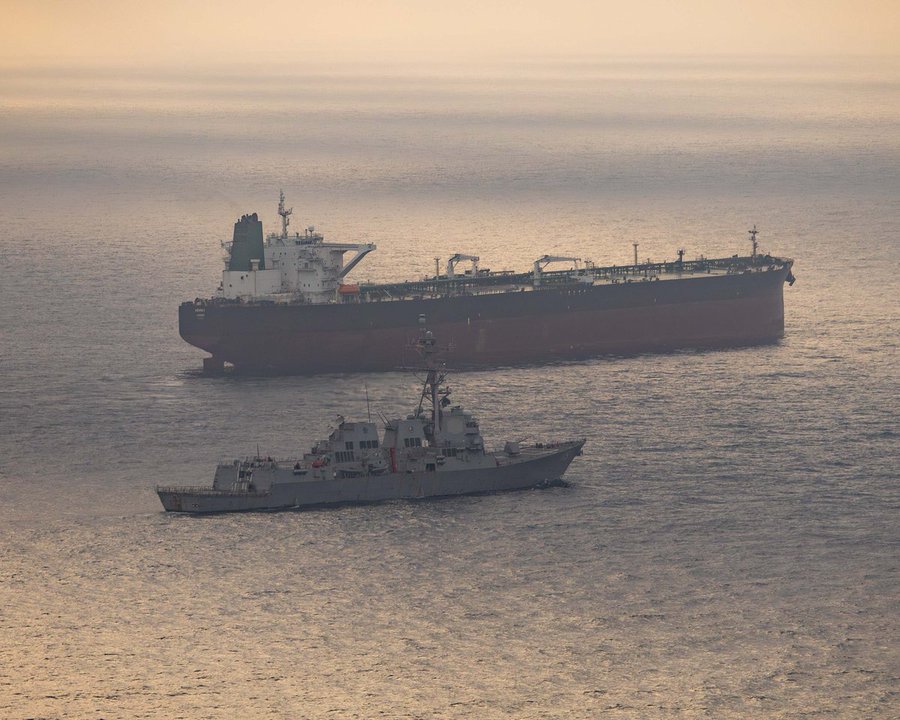 Kapal militer AS mencegat kapal berbendera Iran di Selat Hormuz. (Foto/X Centcom)