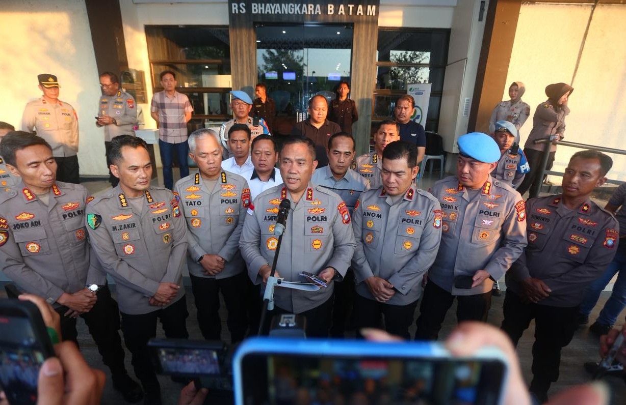 Kapolda Kepri Irjen Pol Asep Safrudin (tengah) saat memberikan keterangan pers. (Foto/Istimewa)