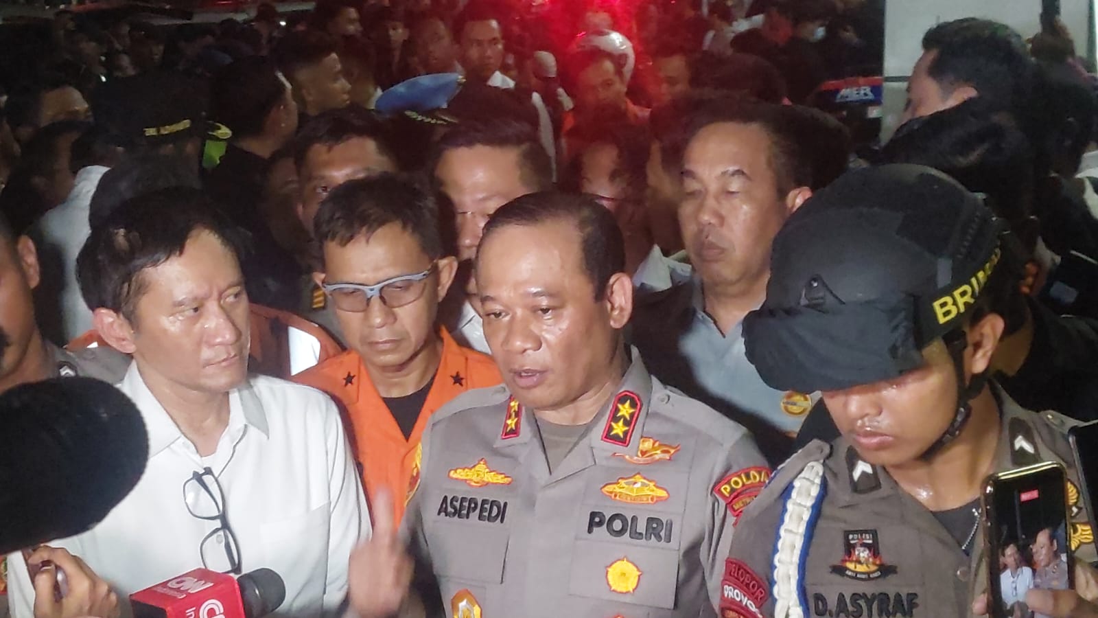 Kapolda Metro Jaya Irjen Asep Edi di lokasi tabrakan kereta di Stasiun Bekasi Timur. (Foto/Istimewa)