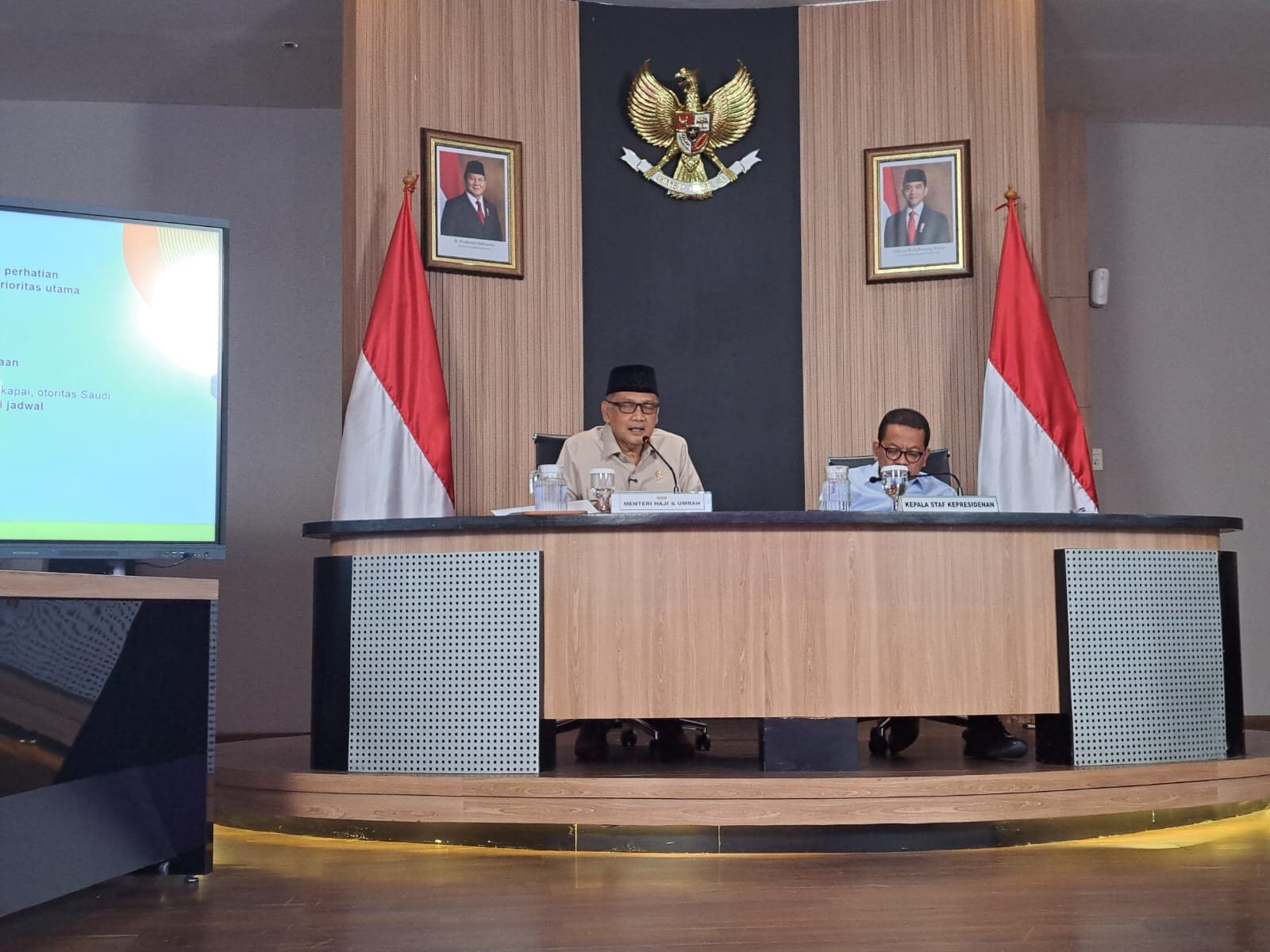 Menhaj Mochammad Irfan Yusuf (kiri) bersama KSP M. Qodari (kanan). (BeritaNasional/Lydia)