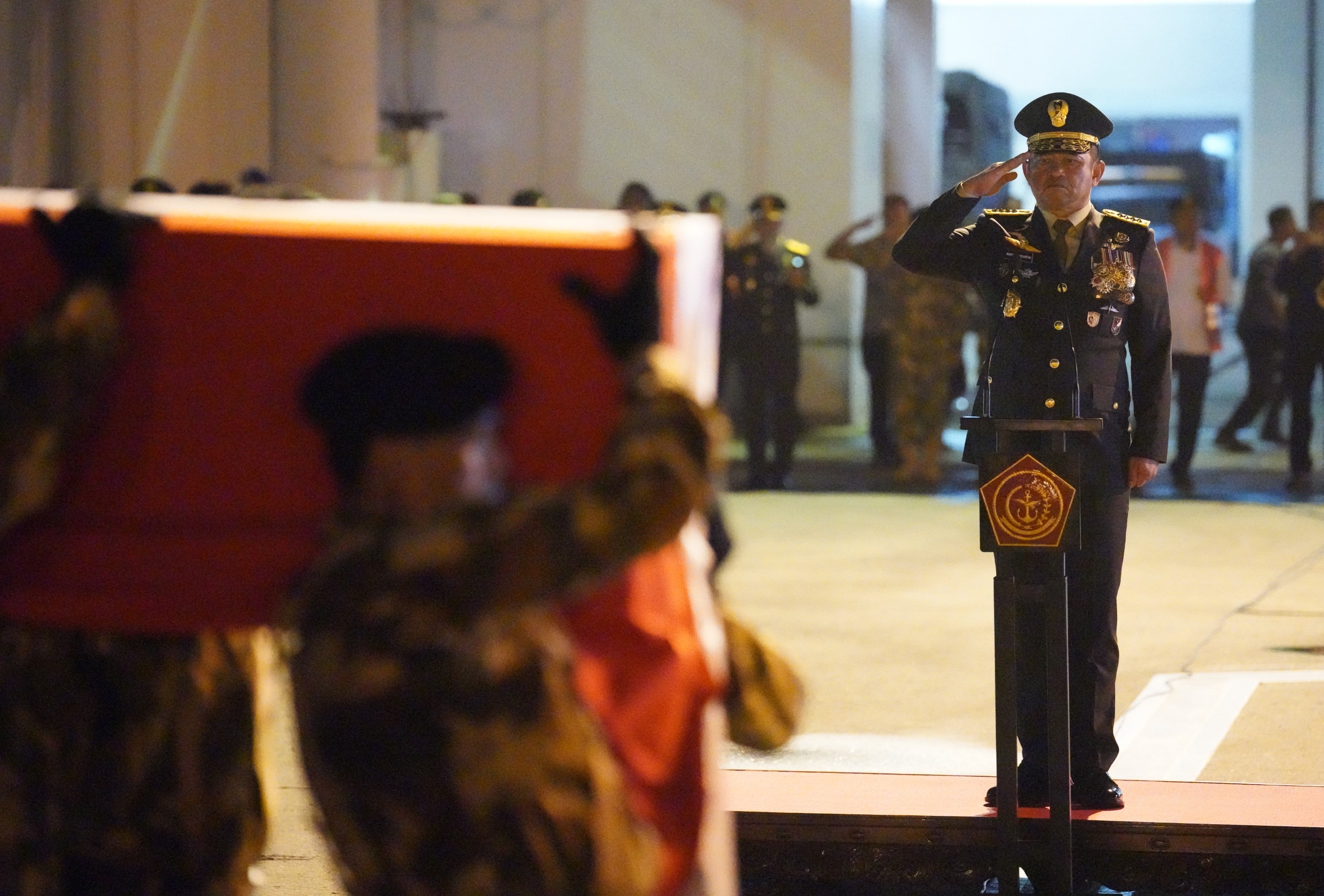 Kepala Staf Angkatan Darat (Kasad) Jenderal TNI Maruli Simanjuntak, M.Sc., memimpin upacara pelepasan tiga jenazah prajurit TNI yang gugur dalam misi menjaga perdamaian di Lebanon. (BeritaNasional/Elvis/HO Dispenad)