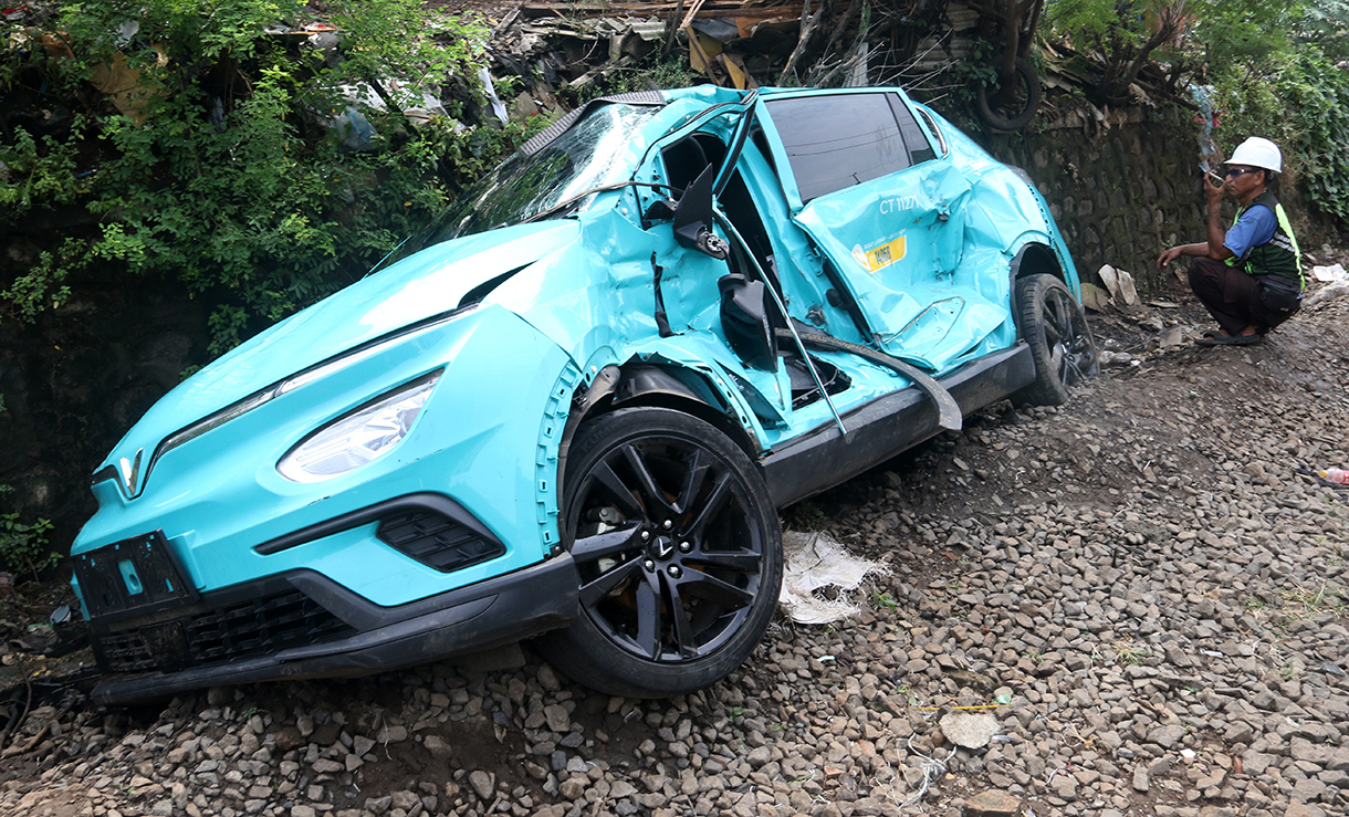 Kondisi mobil taksi Green SM usai tertabrak kereta KRL di kawasan perlintasan kereta Ampera, Bekasi, Jawa Barat, Selasa (28/4/2026). (Beritanasional.com/Oke Atmaja)