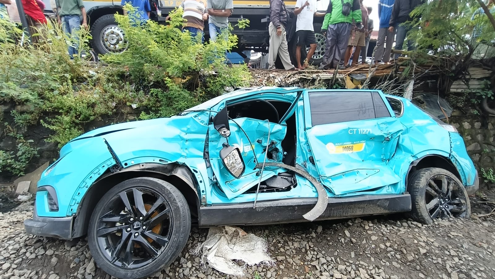 Taksi hijau, Green SM tertemper kereta sebelum insiden tabrakan KRL dengan KA Argo Bromo Anggrek di Stasiun Bekasi Timur, Senin (27/4/2026) malam. (BeritaNasional/Oke Atmadja)