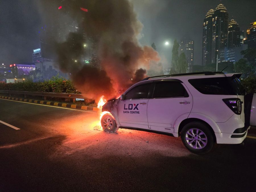 Mobil terbakar Ruas pada Tol Dalam Kota arah Cawang. (Foto/Ist)