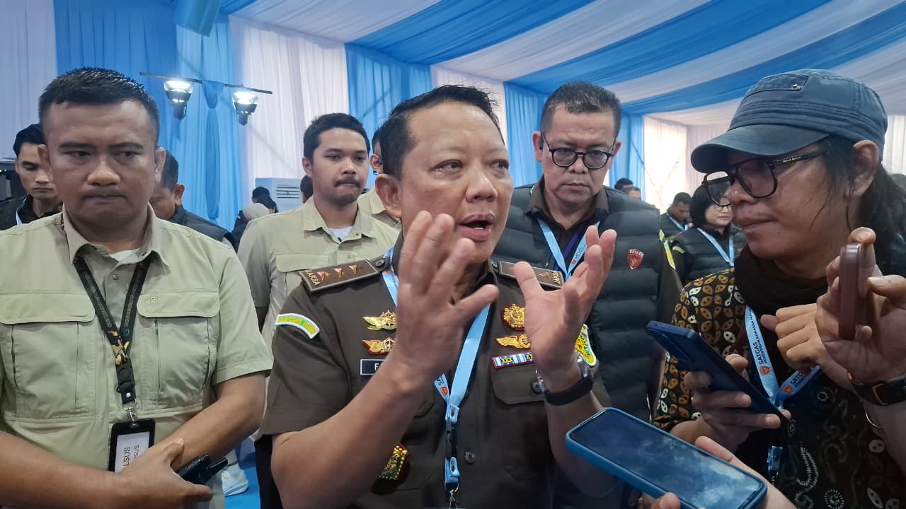 Jampidsus Kejagung, Febrie Adriansyah saat memberikan keterangan kepada awak media. (BeritaNasional/Bachtiar)
