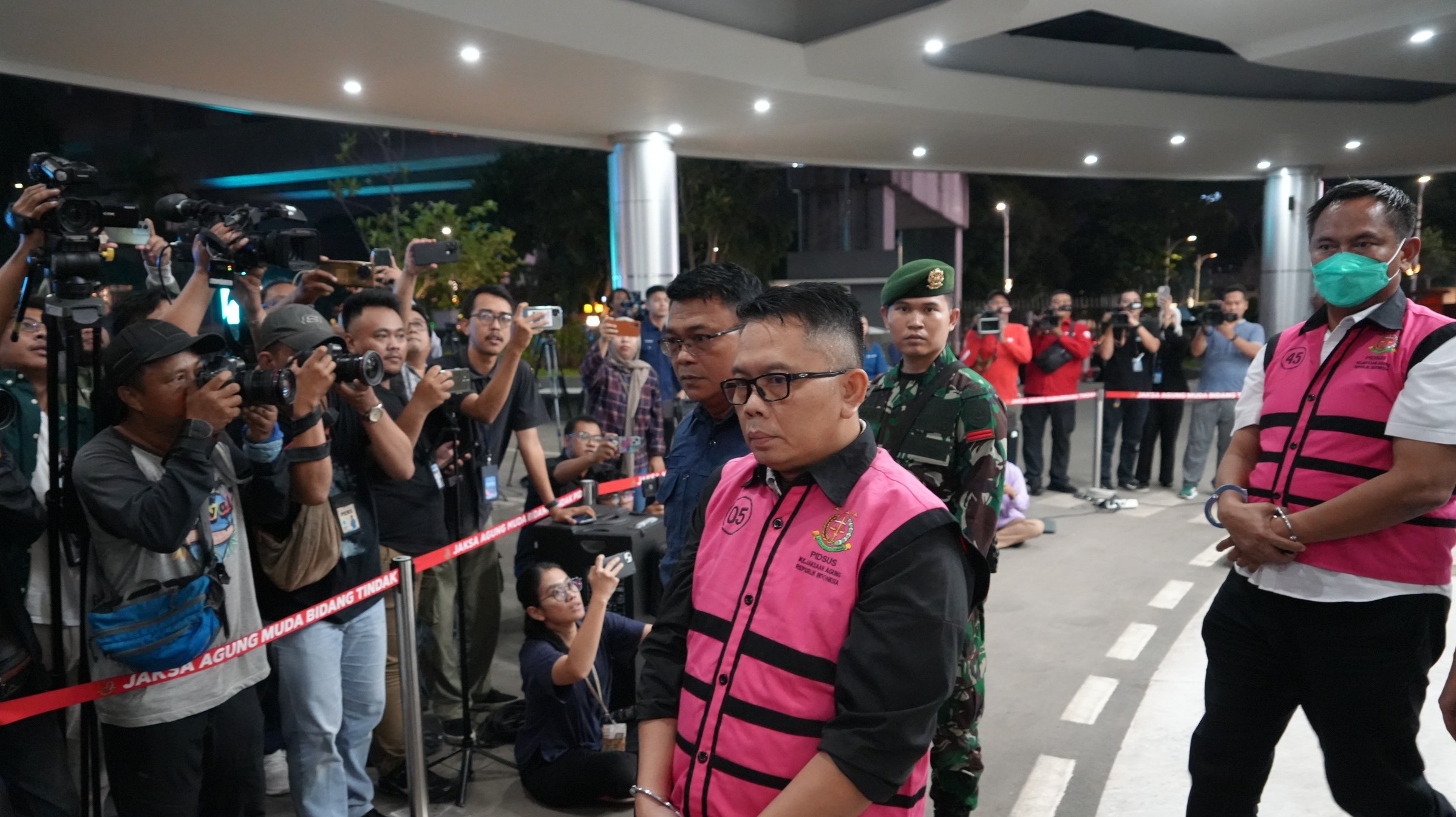 Para tersangka baru kasus korupsi tambang Samin Tan. (BeritaNasional/Bachtiarudin Alam)
