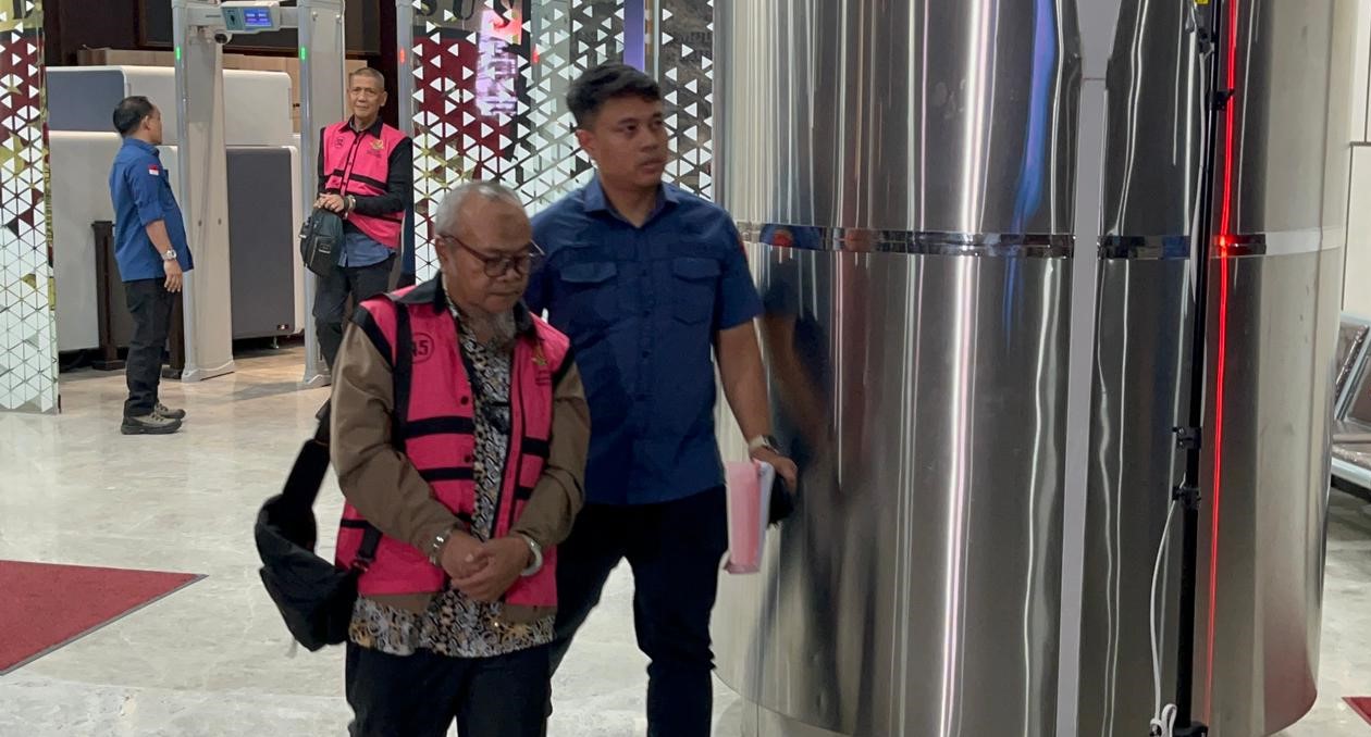 Salah seorang tersangka kasus korupsi Petral mengenakan rompi pink khas Kejagung. (Foto/Istimewa)