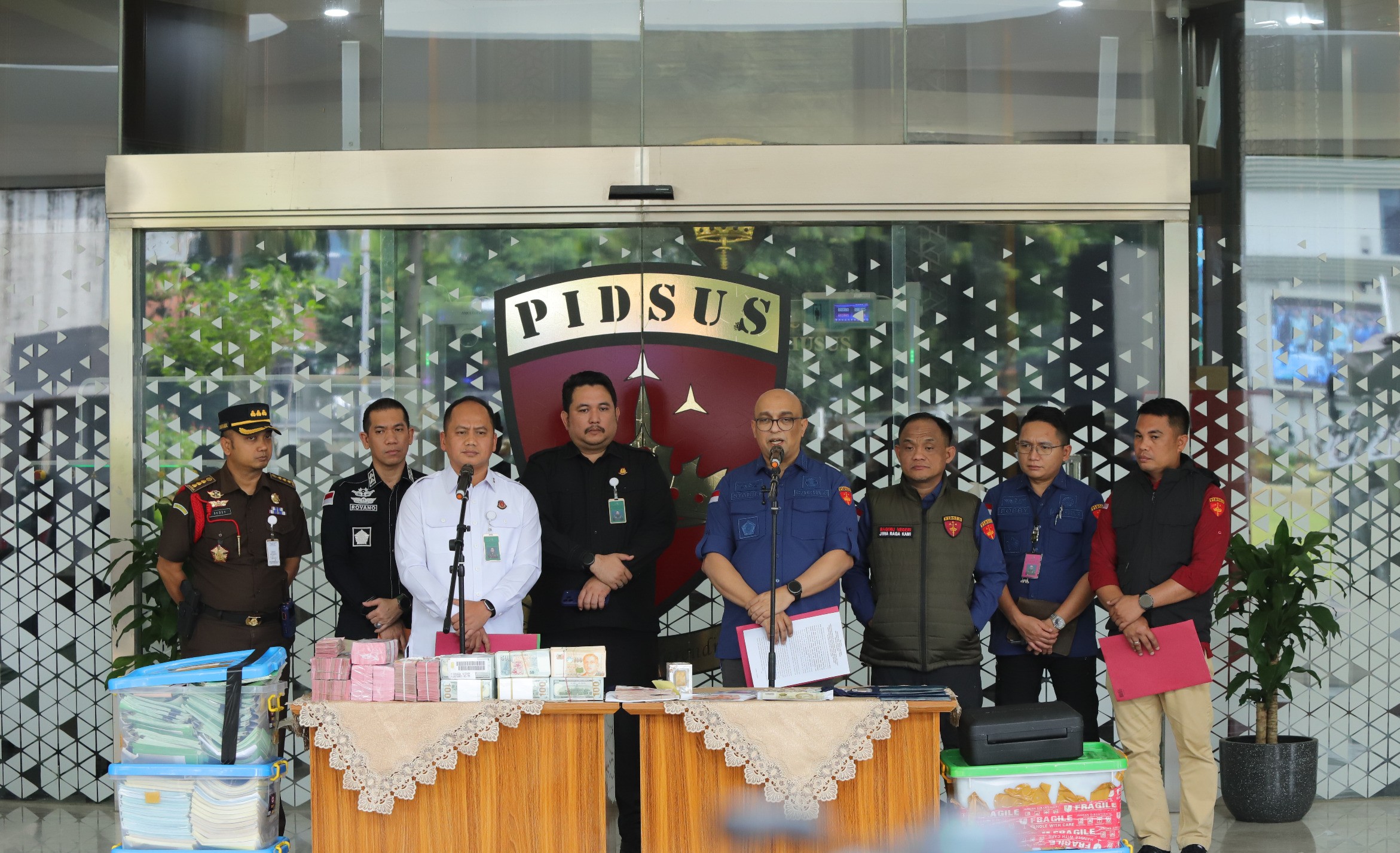 Kejagung membeber barang bukti hasil sitaan kasus TPPU Zarof Ricar. (BeritaNasional/Bachtiarudin Alam)
