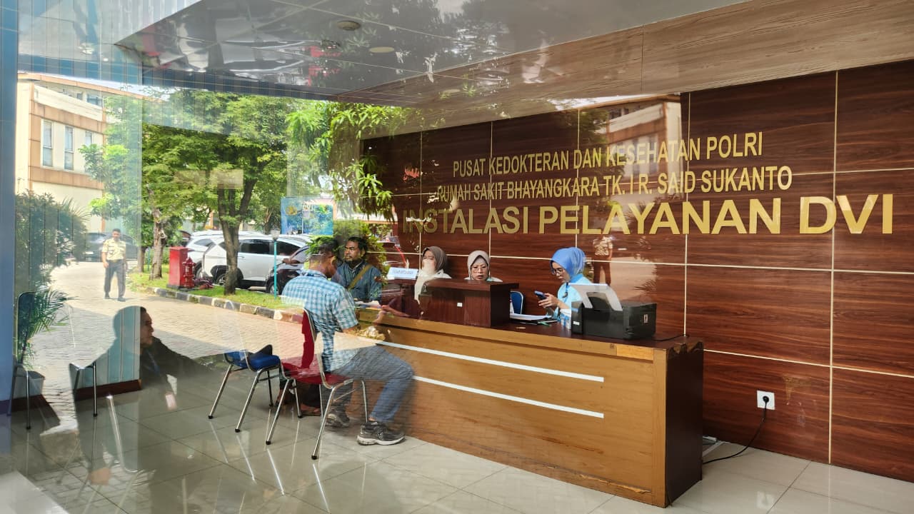 Tim DVI RS Polri mulai didatangi keluarga korban kecelakaan kereta Stasiun Bekasi Timur untuk data identifikasi. (BeritaNasional/Panji)