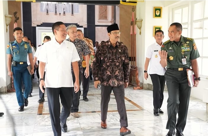 Mensos Syaifullah Yusuf teken MoU Pengelolaan TMP dengan Kemhan. (BeritaNasional/Kemensos)