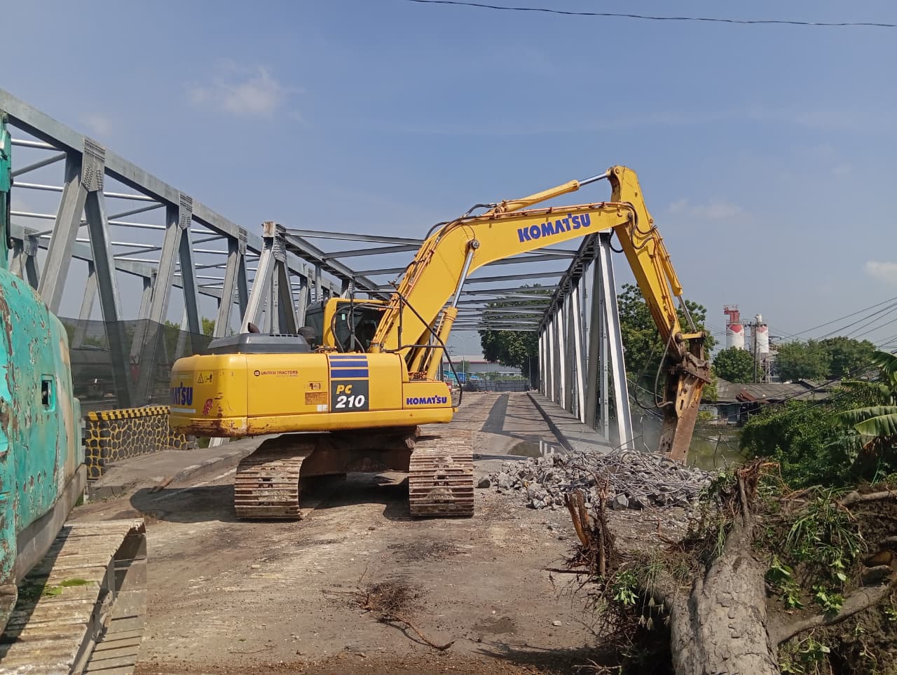 Alat berat eskapator mengerjakan jembatan Manyar Gresik Jawa Timur. (BeritaNasional/KemenPU)