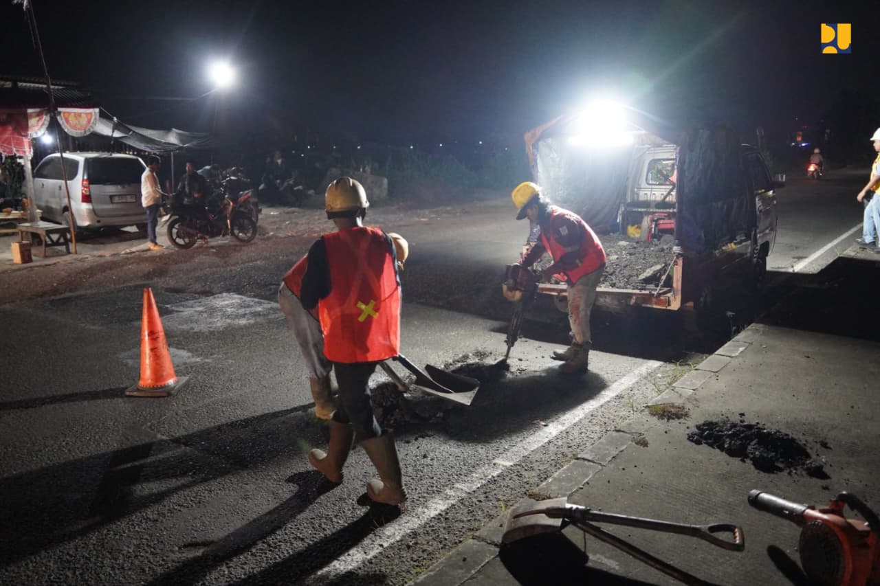 Perbaikan jalan yang rusak di jalan Cikopo–Sadang. (BeritaNasional/KemenPU)