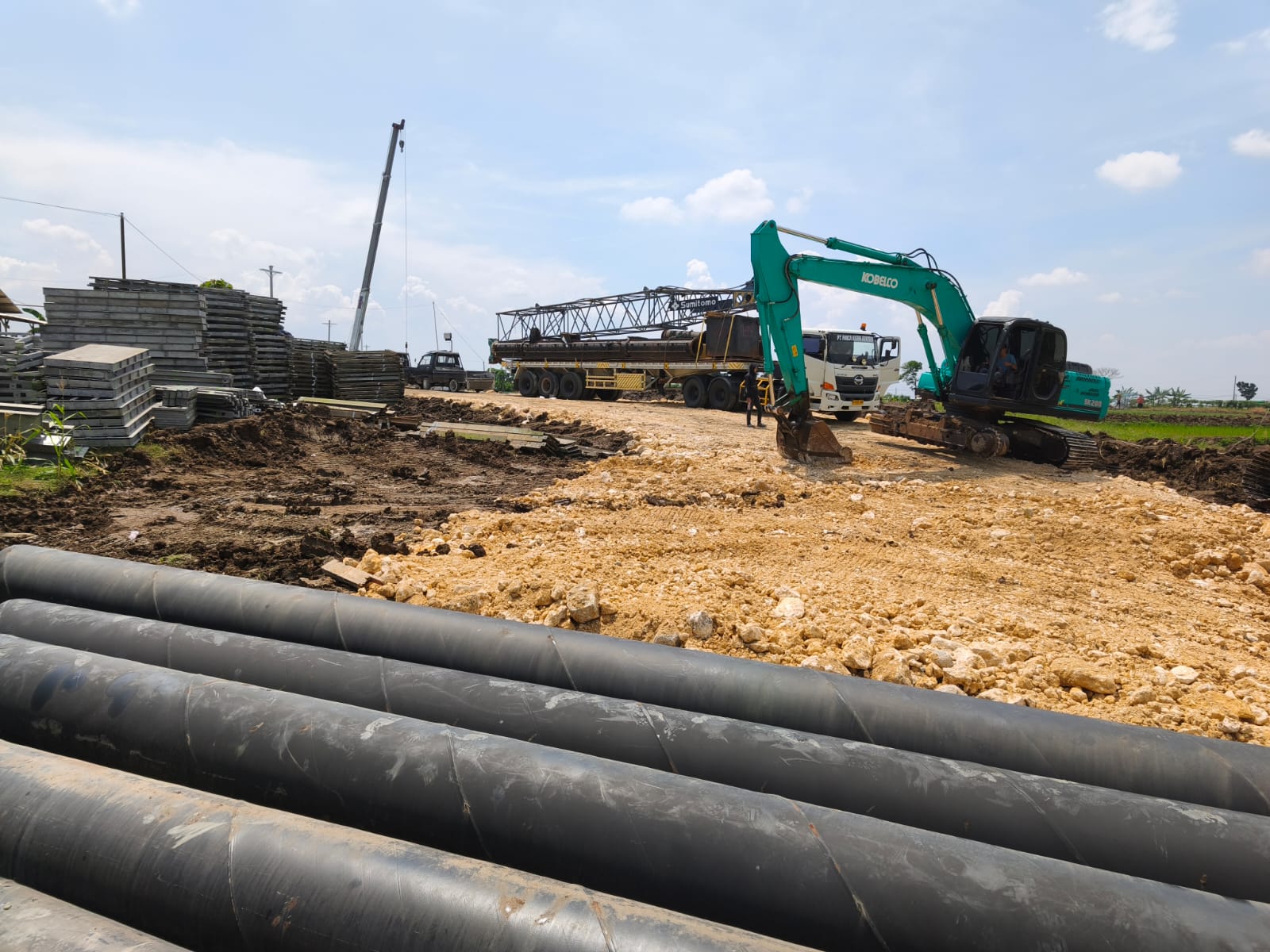 Proses pembangunan jembatan Bailey di Brebes Jawa Tengah. (BeritaNasional/KemenPU)