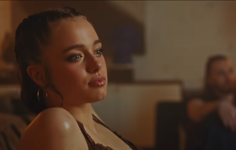 Penampilan putri Angelina Jolie, Shiloh Jolie dalam cuplikan MV penyanyi K-Pop Dayoung "What's a Girl to Do". (BeritaNasional/YT Dayoung IM)