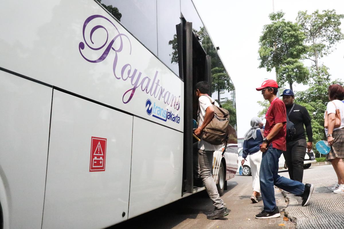 Penumpang menaiki bus Royaltrans. (Foto/Transjakarta).