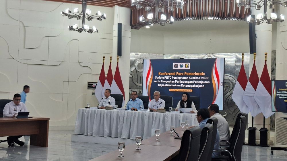 Kepala Badan Komunikasi Pemerintah Muhammad Qodari (dua dari kiri) saat memberikan konferensi pers. (BeritaNasional/Lydia)