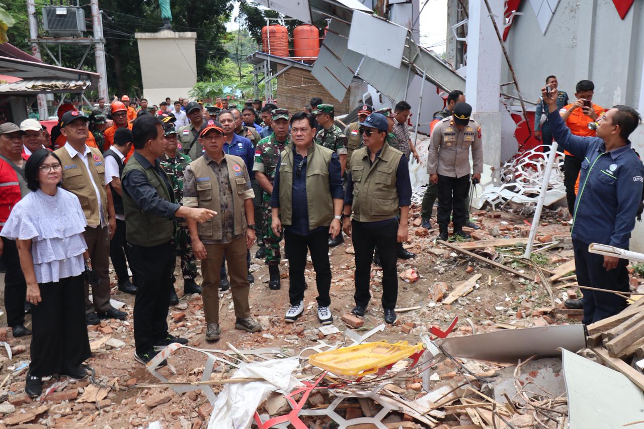 Kepala BNPB Letjen TNI Suharyanto menyambangi lokasi terdampak gempa bumi berkekuatan Magnitudo (M) 7,6 di Kota Manado. (Foto/BNPB)