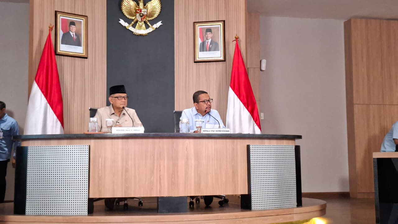 Kepala Staf Kepresidenan (KSP) Muhammad Qodari (kanan) saat konferensi pers. (BeritaNasional/Lydia)