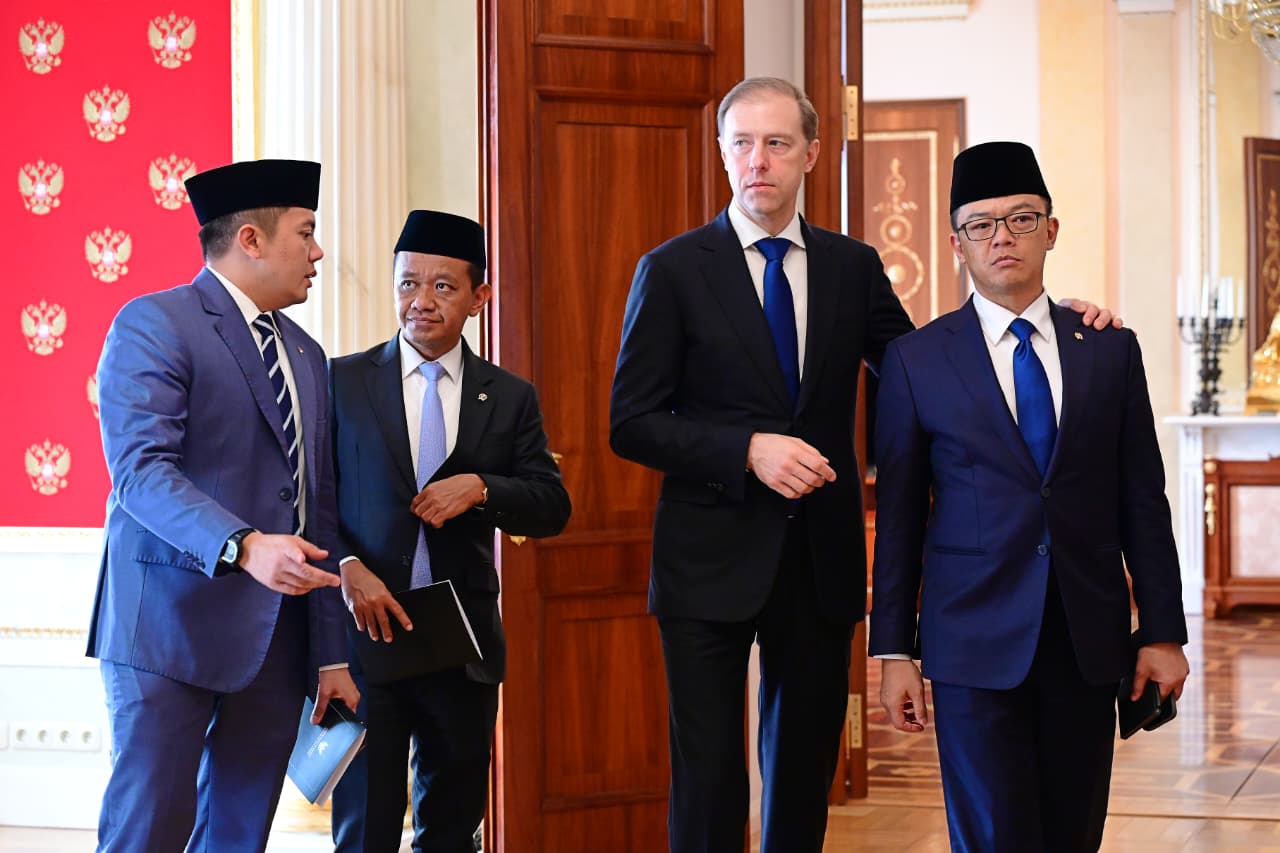Menlu Sugiono (kanan) saat menemani Presiden Prabowo Subianto ke Rusia. (BeritaNasional/Setpres)